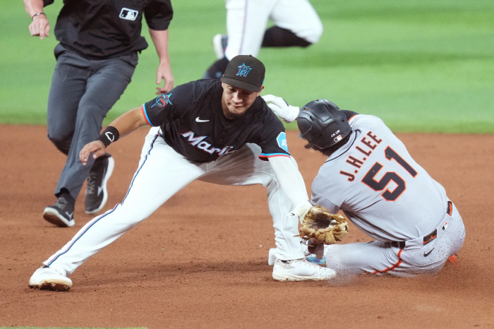 Luck is a skill, too! SF Lee Jung-hoo's first fumble lucky hit + steal in 3 games. Prove your presence again. SF also escaped three consecutive losses