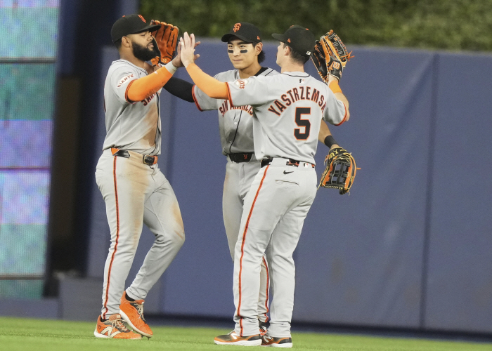 Luck is a skill, too! SF Lee Jung-hoo's first fumble lucky hit  steal in 3 games. Prove your presence again. SF also escaped three consecutive losses