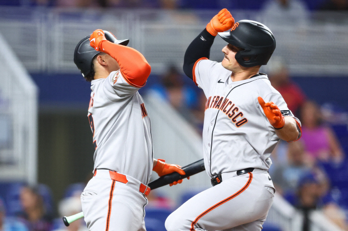 Luck is a skill, too! SF Lee Jung-hoo's first fumble lucky hit  steal in 3 games. Prove your presence again. SF also escaped three consecutive losses