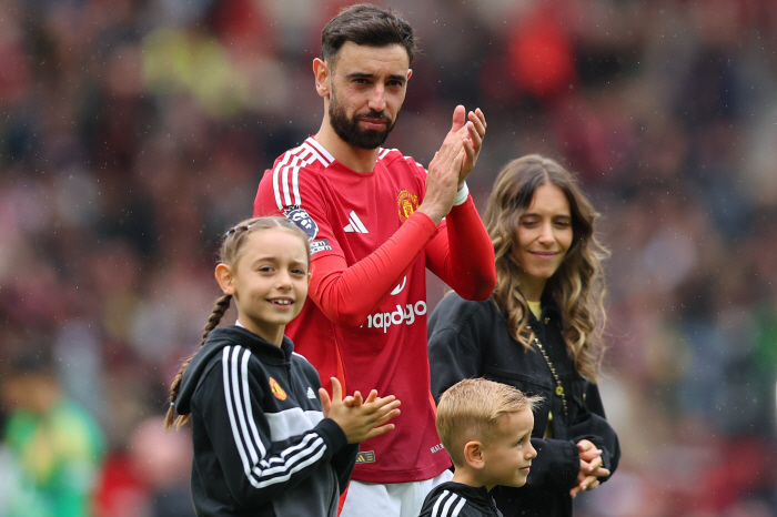 You don't know, I'll never leave. Amorim official said, 100 million transfer fee → 700,000 NO per week shock...Manchester United's head coach rejects Fernandez Saudi Arabia