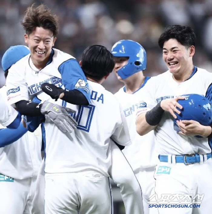 Are you really going out as a pinch hitter? While preparing for a pinch runner, the coach got a feeling when he asked why he had a two-run tie with a pinch hitter after two outs in the bottom of the ninth inning