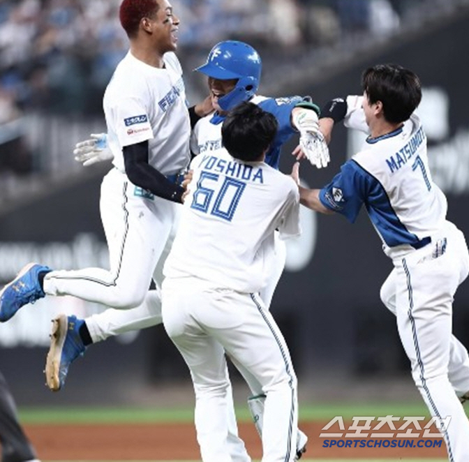 Are you really going out as a pinch hitter? While preparing for a pinch runner, the coach got a feeling when he asked why he had a two-run tie with a pinch hitter after two outs in the bottom of the ninth inning