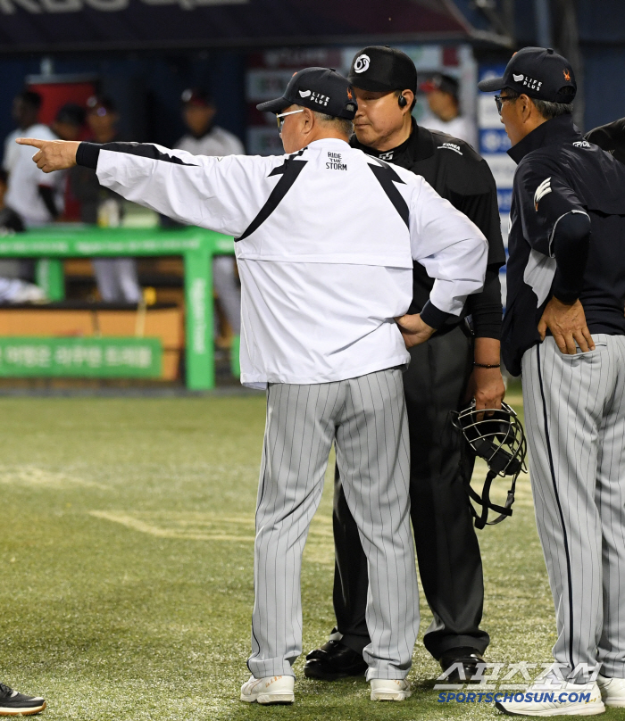 The coach was sent off due to a misjudgment of the check swing If KBO is still cautious and incomplete in the introduction of video reading 