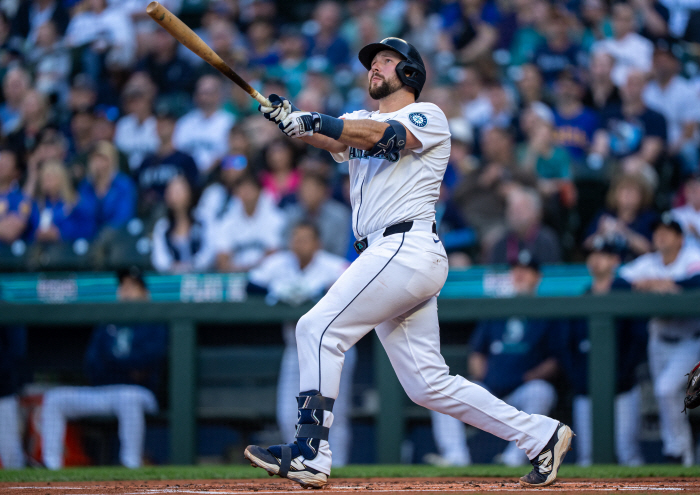 The greatest catcher of all time! I thought Ohtani was the only one who hit two home runs, but on the same day, the 2021 cannon exploded and the first car chase continued
