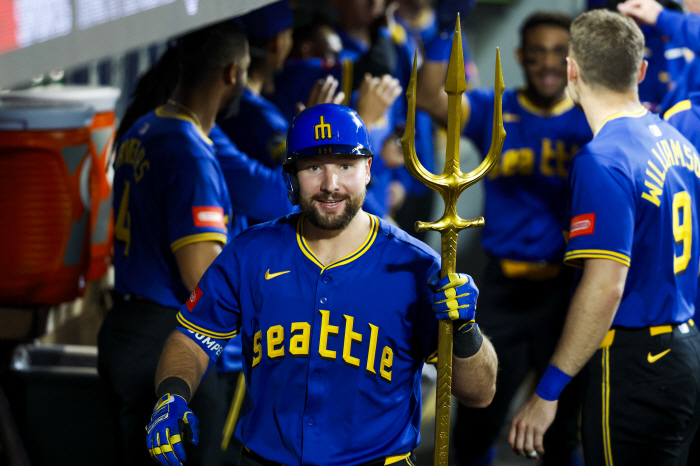 The greatest catcher of all time! I thought Ohtani was the only one who hit two home runs, but on the same day, the 2021 cannon exploded and the first car chase continued