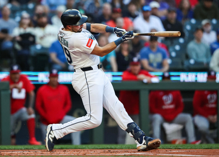 The greatest catcher of all time! I thought Ohtani was the only one who hit two home runs, but on the same day, the 2021 cannon exploded and the first car chase continued