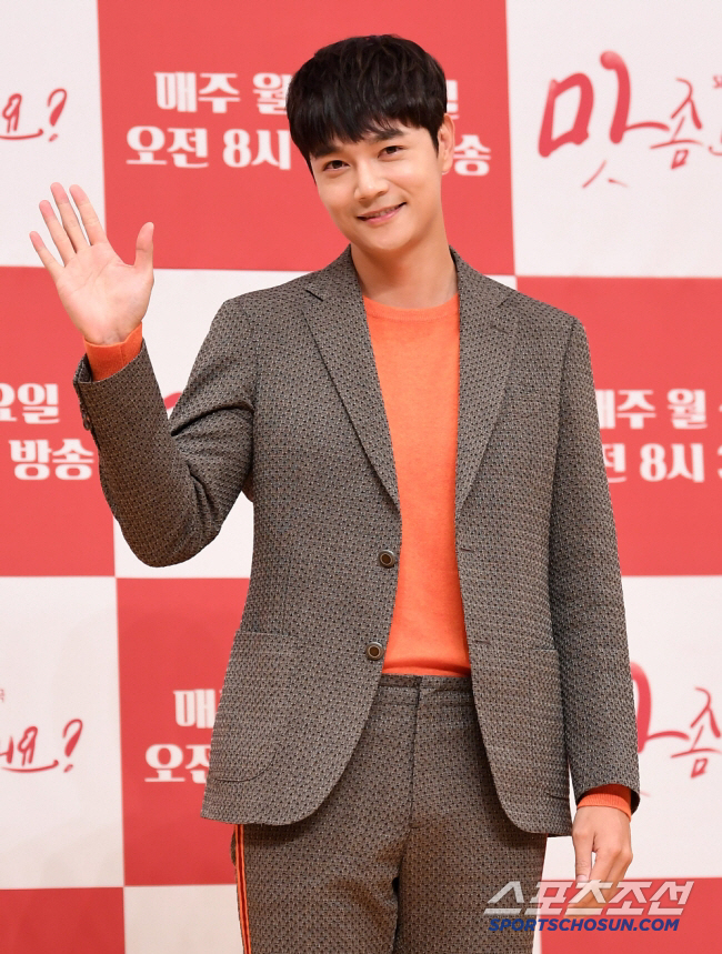 It wasn't CG..Seo Do-young, who returned after 5 years, is over 2m tall → Stupid visual surprise