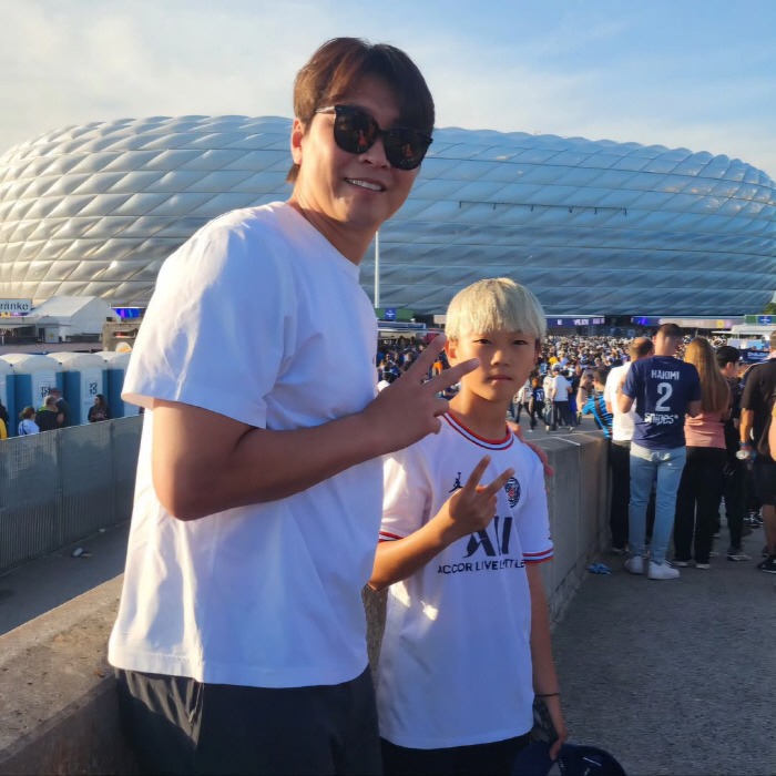 Lee Dong-guk ♥ Lee Soo-jin, after leaving for Germany, I guess he doesn't just play soccer with his feet. 