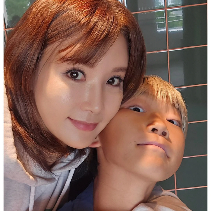 Lee Dong-guk ♥ Lee Soo-jin, after leaving for Germany, I guess he doesn't just play soccer with his feet. 