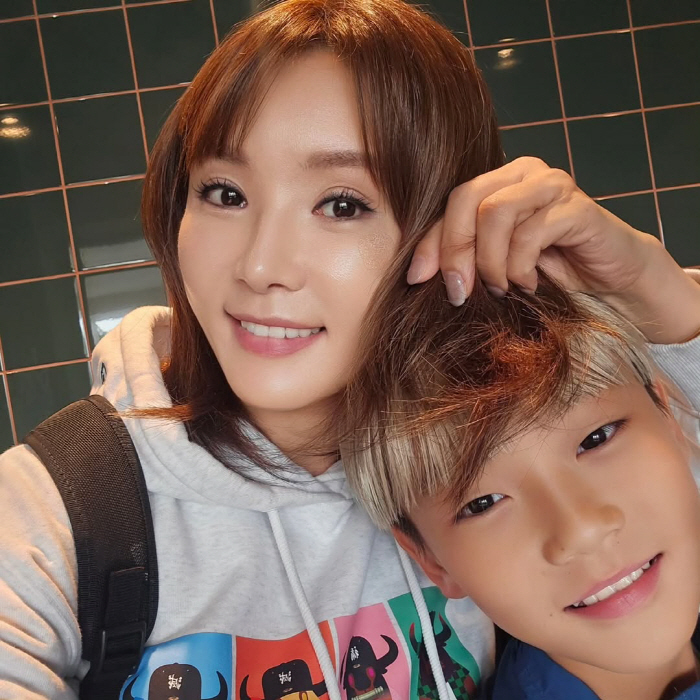 Lee Dong-guk ♥ Lee Soo-jin, after leaving for Germany, I guess he doesn't just play soccer with his feet. 