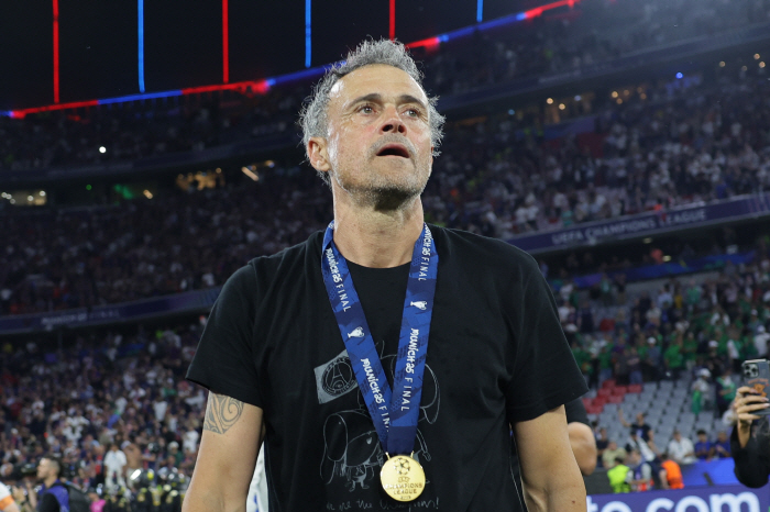 Like 10 years ago, PSG director Enrique etched her daughter on a winning t-shirt with her daughter Sana, who went to heaven at the age of nine