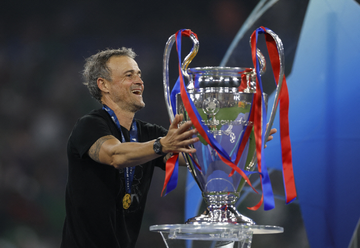 Like 10 years ago, PSG director Enrique etched her daughter on a winning t-shirt with her daughter Sana, who went to heaven at the age of nine