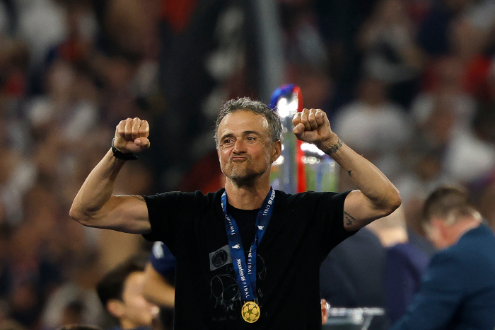 Like 10 years ago, PSG director Enrique etched her daughter on a winning t-shirt with her daughter Sana, who went to heaven at the age of nine