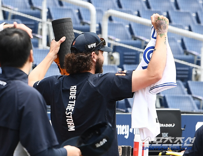 Ryu! Sign me. I got something I dreamed of? Ponce, who received a surprise gift, filled his heart properly