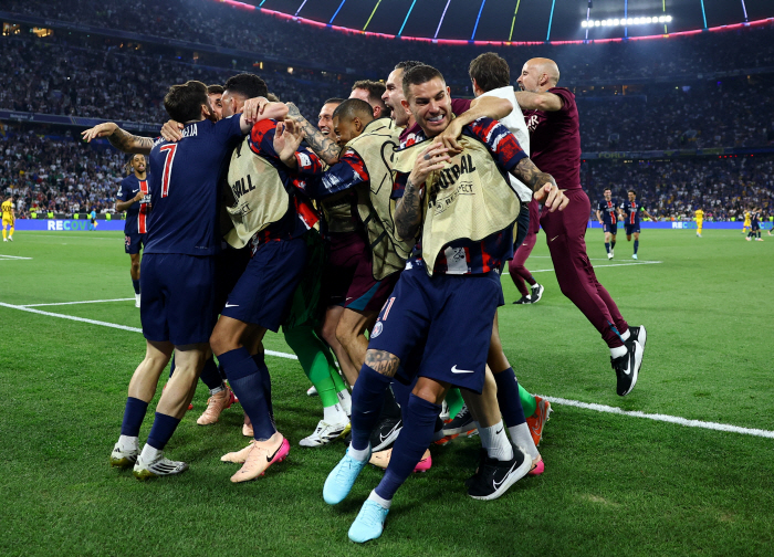  PSG with 2 goals and 1 assist in 2005 and Inter 5-0 to win the Champions for the first time! Lee Kang-in is absent