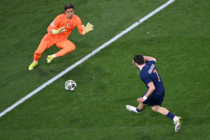  PSG with 2 goals and 1 assist in 2005 and Inter 5-0 to win the Champions for the first time! Lee Kang-in is absent