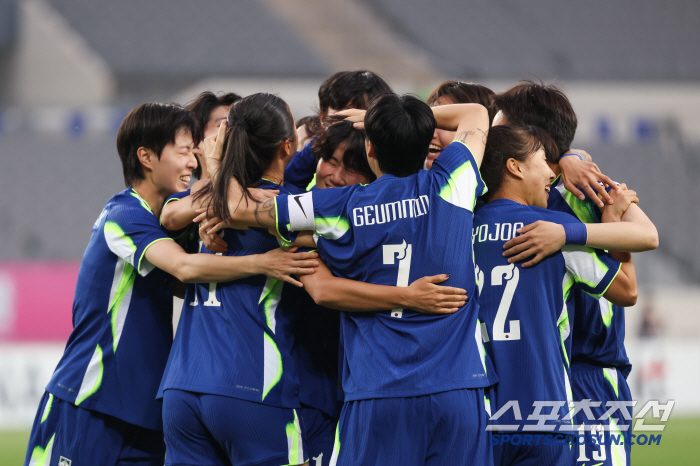 Four 11 players saw their A-match debut, super-crushing squad coach Shin Sang-woo's work to develop the women's livestock, Jeon Yu-kyung X Jung Da-bin X Park Soo-jung X Casey's attack line. 