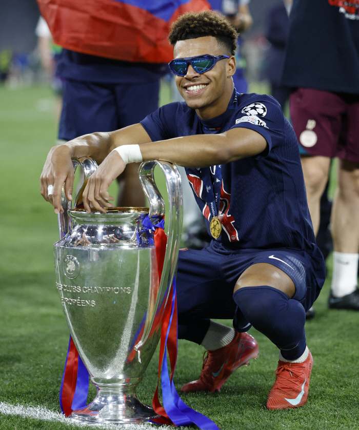 L'Equipe, who is famous for scoring ratings, also gave 10 out of 10 points. The star who led PSG to its first Championship in 55 years ★ 2