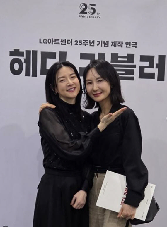 Let's cheer for Lee Young-ae, two shots of ★ who forgot the time! 'Way to go until the end!' 