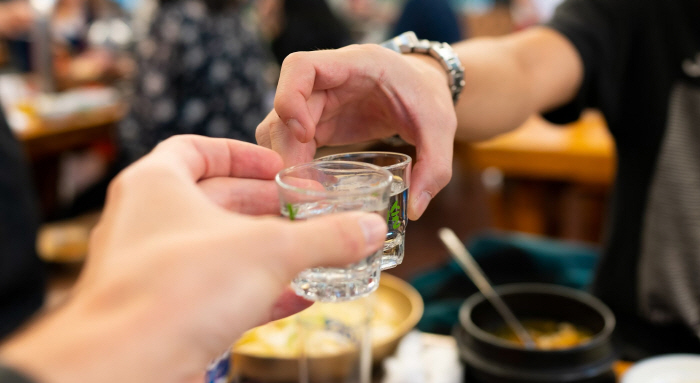 Repeat alcohol discharge, more than half of them are in their 50s and 60s...Why Middle-Aged Drinking Is More Dangerous