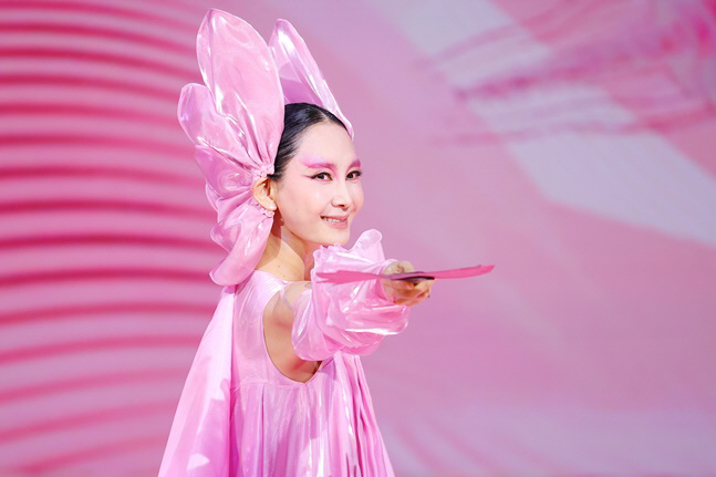  Dance by Chaeshi, play by Lee Young-ae, and YouTube by Sunwoo Yong-yeo…'Expanding the Stage' of the old ★