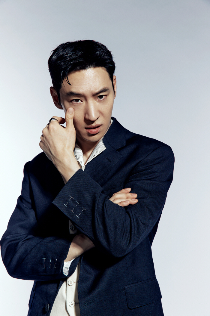 Lee Je-hoon Returns with ‘Big Deal,’ Reflects on IMF Era and On-Set Challenges