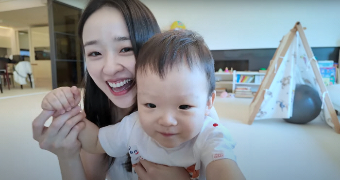 Son Yeon-jae had a lot of worries about revealing her 15-month-old son for the first time, but she can't help it because she's cute. Roundup