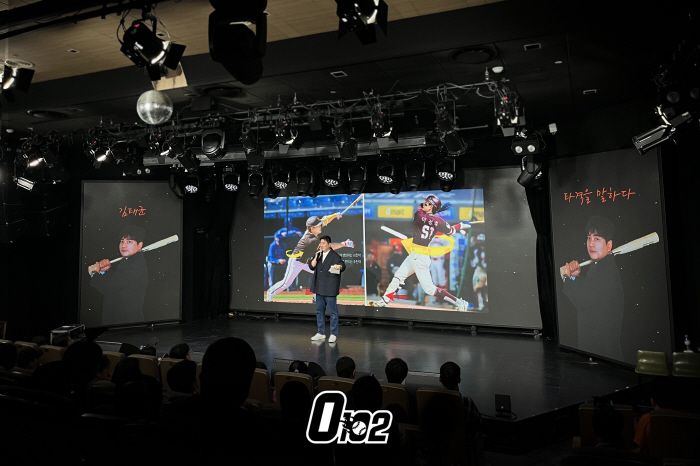 There is no right answer to batting. Legendary Kim Tae-kyun's message to baseball prospects...The first book talk