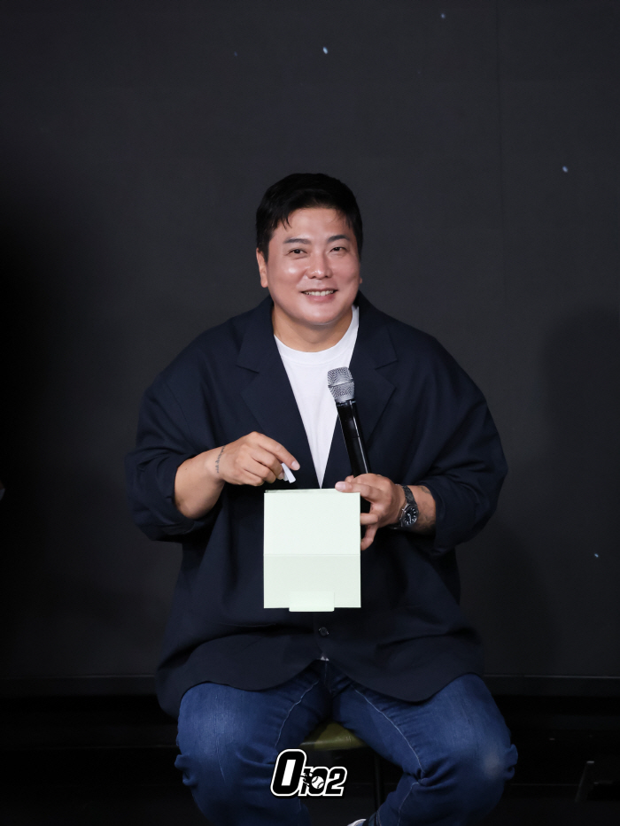 There is no right answer to batting. Legendary Kim Tae-kyun's message to baseball prospects...The first book talk