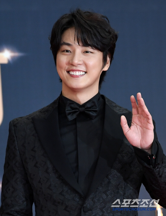 Yoon Si-yoon suddenly missed the opportunity to confess why he left to study in the Philippines, embarrassed and regretful (My Little Old Boy)