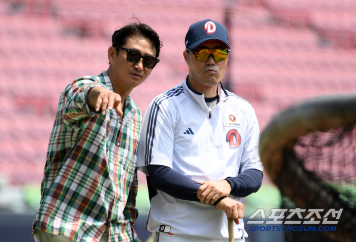 Acting director Cho Sung-hwan with a heavy heart, commentator Park Yong-taek who comforted him with a warm touch (Jamsil site)