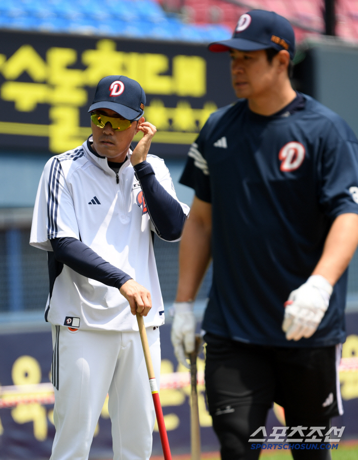 Acting director Cho Sung-hwan with a heavy heart, commentator Park Yong-taek who comforted him with a warm touch (Jamsil site)