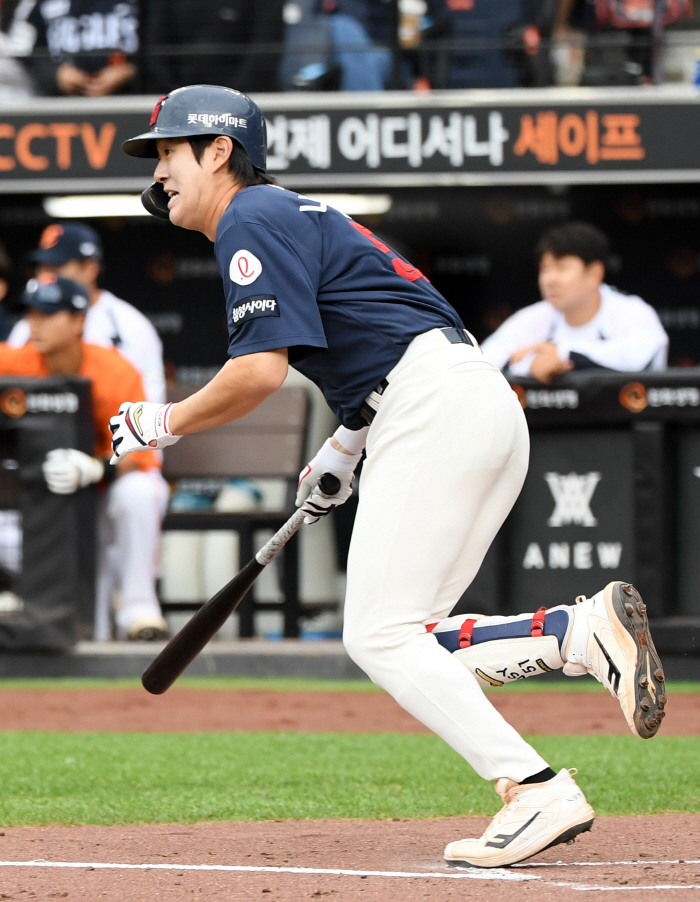 Bad batting average of 0.195 → No. 4 hitter  1st baseman disappeared...Why did I have to be a 38-year-old veteran? 