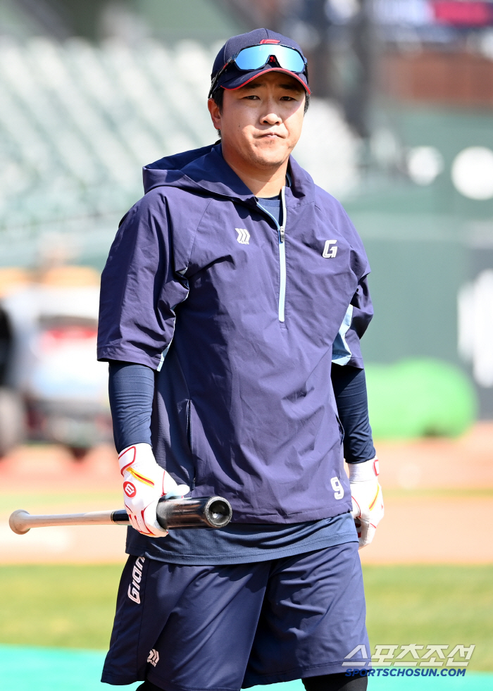 Bad batting average of 0.195 → No. 4 hitter  1st baseman disappeared...Why did I have to be a 38-year-old veteran? 