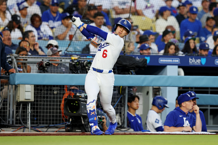 Coach Roberts, you're not admitting it anymore, are you? The most hot hitter in the Dodgers = Kim Hye-sung, another multi-hit + 5th stolen base + luxury defense. But the team came from behind to lose three to four