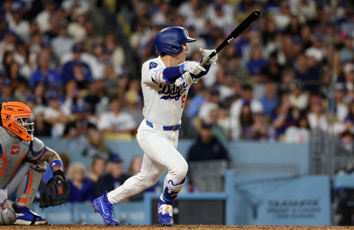 Coach Roberts, you're not admitting it anymore, are you? The most hot hitter in the Dodgers  Kim Hye-sung, another multi-hit  5th stolen base  luxury defense. But the team came from behind to lose three to four