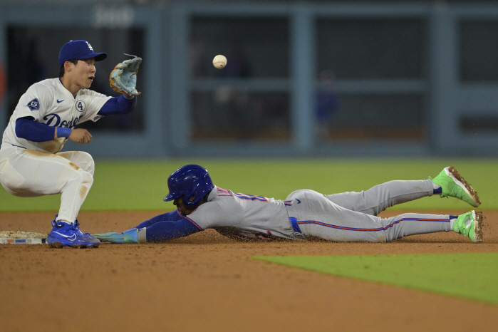 Coach Roberts, you're not admitting it anymore, are you? The most hot hitter in the Dodgers  Kim Hye-sung, another multi-hit  5th stolen base  luxury defense. But the team came from behind to lose three to four