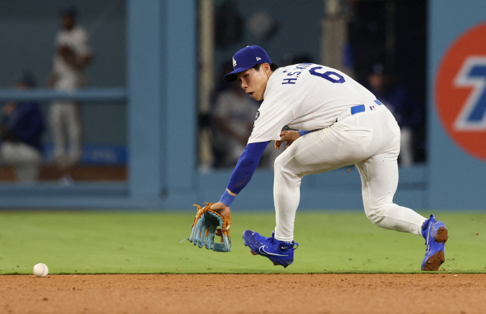 Coach Roberts, you're not admitting it anymore, are you? The most hot hitter in the Dodgers  Kim Hye-sung, another multi-hit  5th stolen base  luxury defense. But the team came from behind to lose three to four