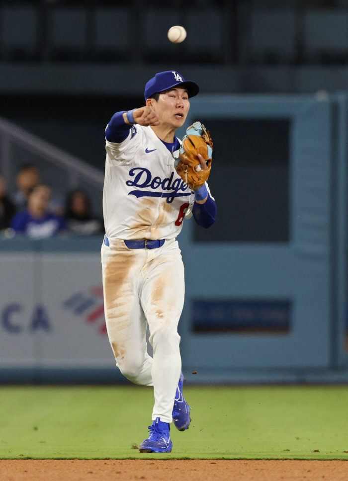 Coach Roberts, you're not admitting it anymore, are you? The most hot hitter in the Dodgers  Kim Hye-sung, another multi-hit  5th stolen base  luxury defense. But the team came from behind to lose three to four