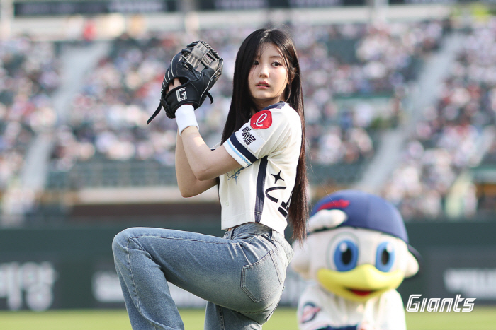 Daughter of Busan → a parent Lotte fan! 23,000 people are looking at me... The pride of 18-year-old ILLIT Wonhee.