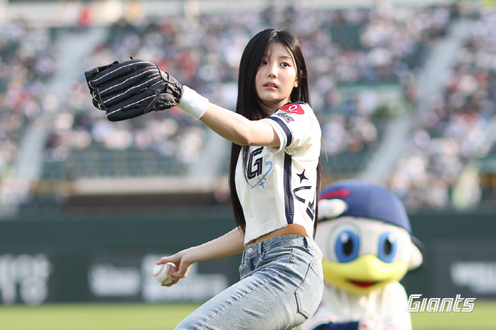 Daughter of Busan → a parent Lotte fan! 23,000 people are looking at me... The pride of 18-year-old ILLIT Wonhee.
