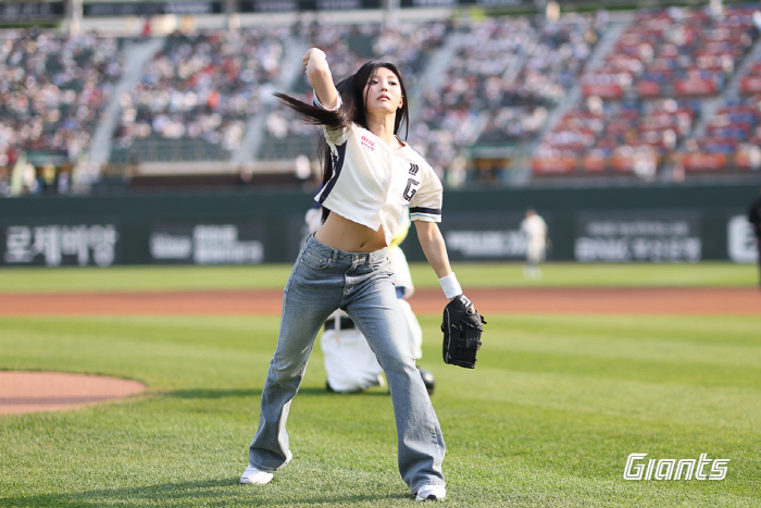 Daughter of Busan → a parent Lotte fan! 23,000 people are looking at me... The pride of 18-year-old ILLIT Wonhee.