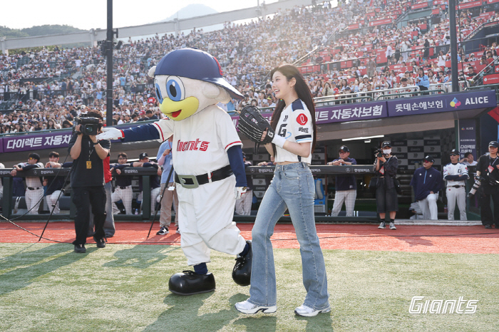 Daughter of Busan → a parent Lotte fan! 23,000 people are looking at me... The pride of 18-year-old ILLIT Wonhee.