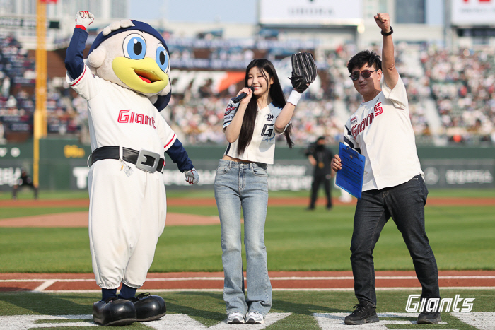 Daughter of Busan → a parent Lotte fan! 23,000 people are looking at me... The pride of 18-year-old ILLIT Wonhee.