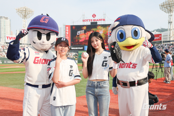 Daughter of Busan → a parent Lotte fan! 23,000 people are looking at me... The pride of 18-year-old ILLIT Wonhee.