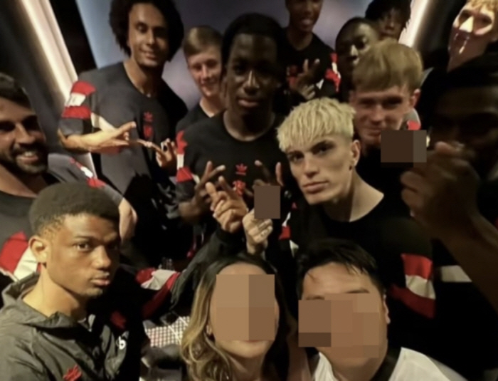 Finger abuse to the worst Manchester United fans ever → Anger to the legend If you are a Manchester United player, do it right
