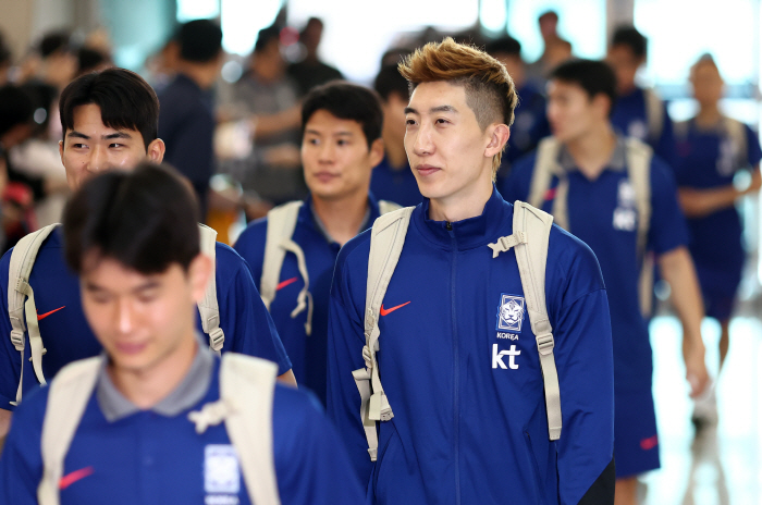 The hell expedition is actually 44 degrees Celsius → bulletproof bus → police escort even at 5 p.m…Lee Kang-in joins today, and the first full group training on the 4th