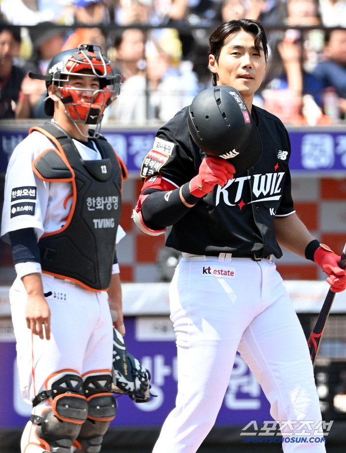 Jin-hyuk, welcome Jang Jin-hyuk, who ran to Ryu Hyun-jin's call, is the first time in Daejeon's new stadium