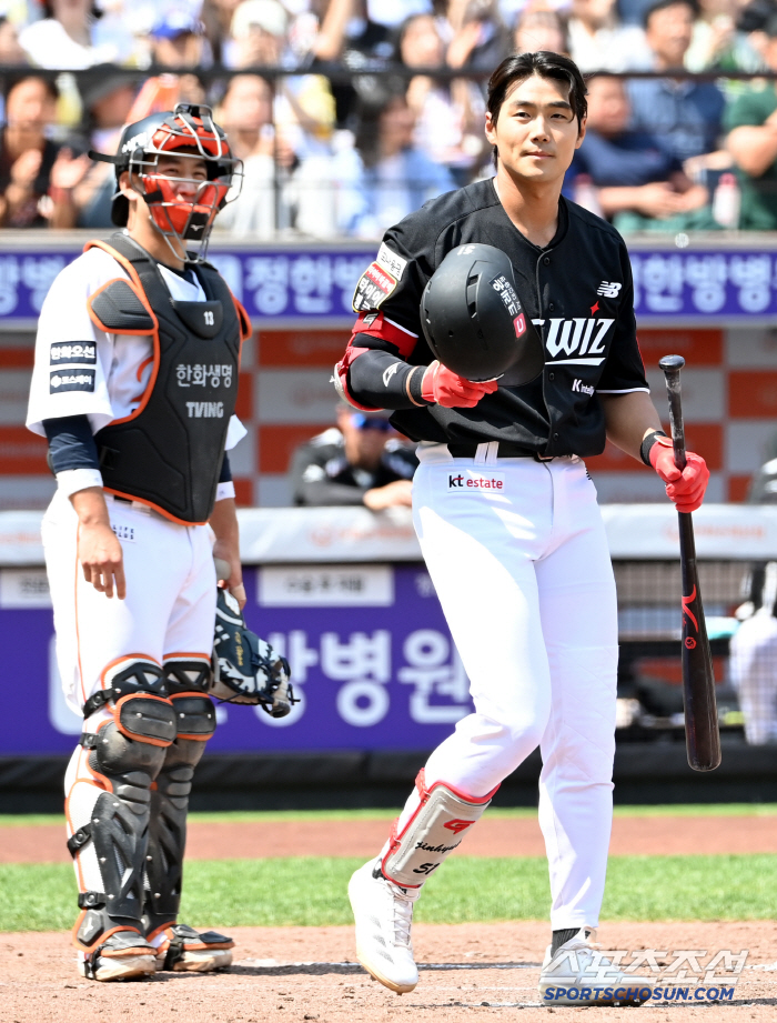 KT Jang Jin-hyuk, who was a new uniform model, is only now greeting 90 degrees amid applause from friends and fans who visited Daejeon's new stadium for the first time