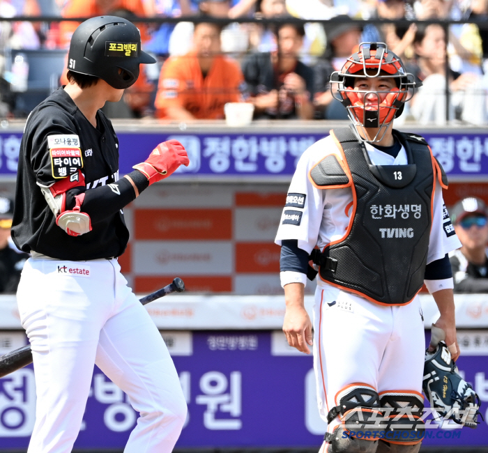 KT Jang Jin-hyuk, who was a new uniform model, is only now greeting 90 degrees amid applause from friends and fans who visited Daejeon's new stadium for the first time